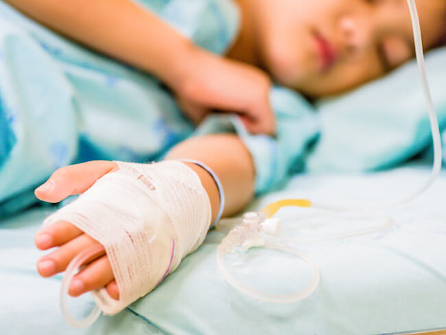Kind mit Infusion im Krankenhaus