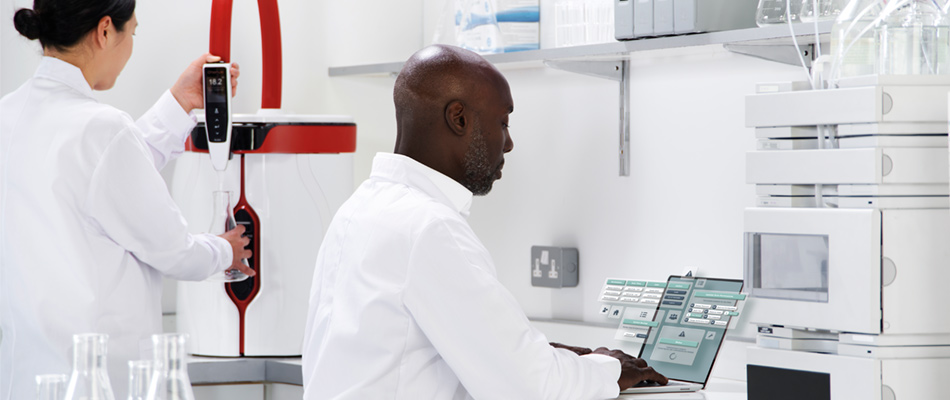 Labormitarbeiter nutzen digitale Services