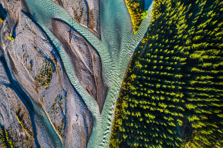 Blick auf Wälder und einen Fluss aus der Vogelperspektive