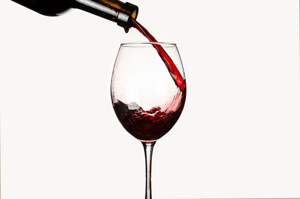 Wein wird in ein Weinglas gefüllt