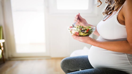How does a plant-based diet affect the mineral content of breast milk?